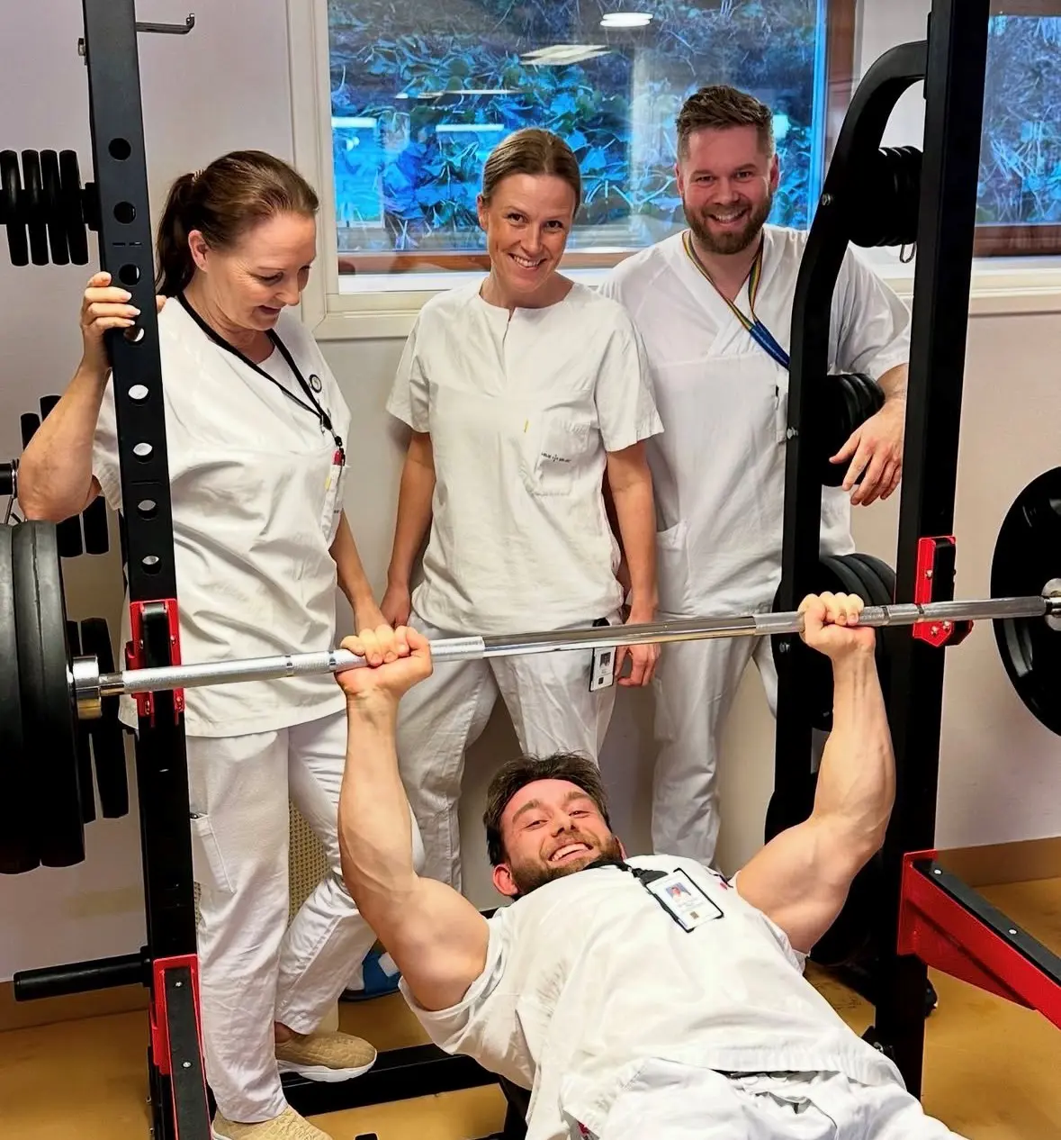 En gruppe mennesker i hvite laboratoriefrakker som jobber på en maskin