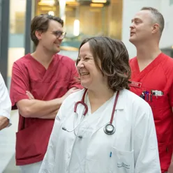 En gruppe mennesker som snakker