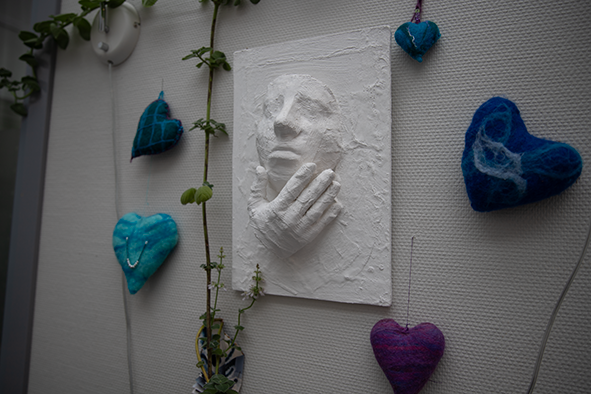 En gruppe objekter på en overflate