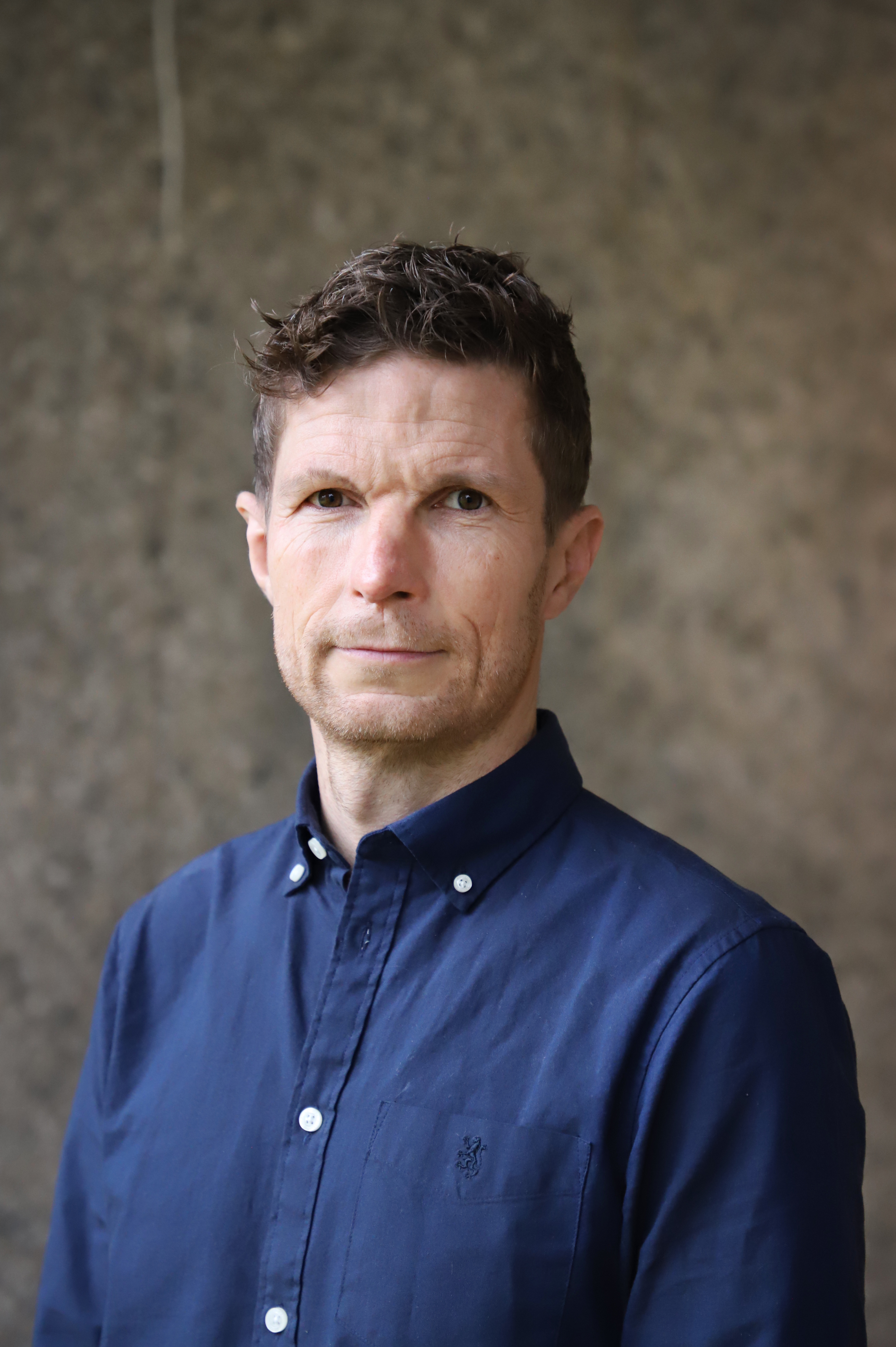 En mann i blå skjorte