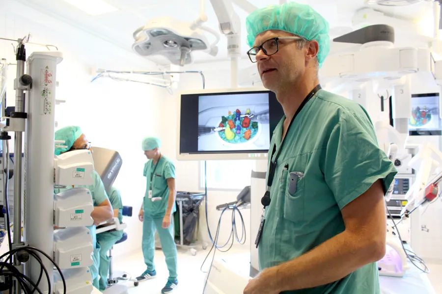 mann i operasjonsstue