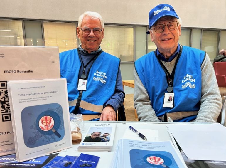 Noen få menn iført blå jakker