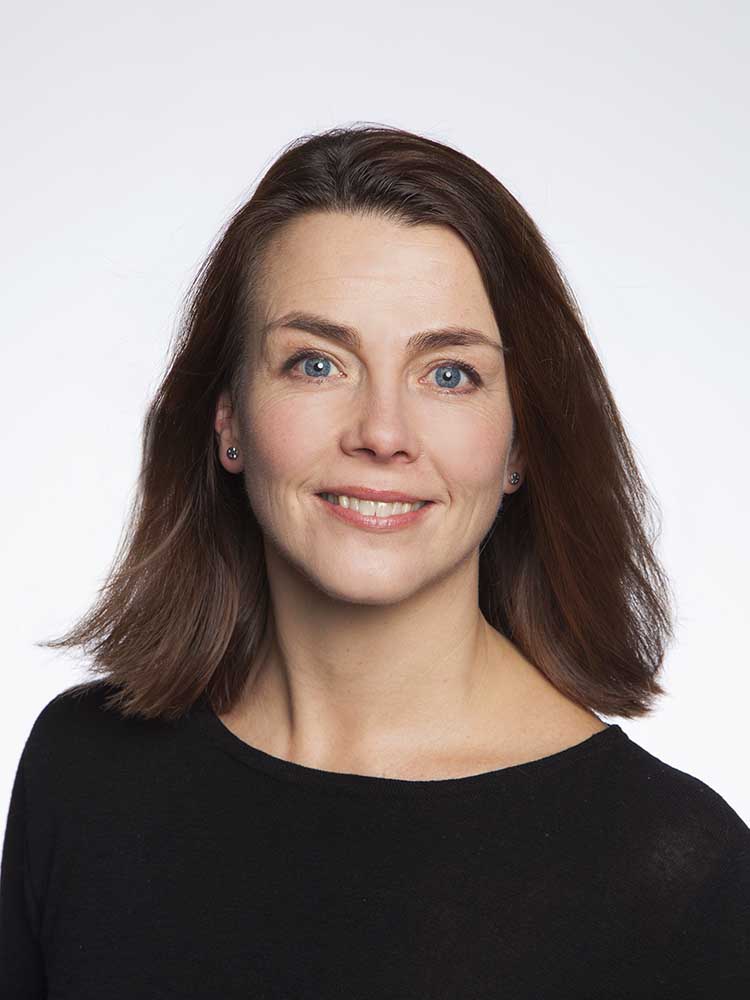 Et nærbilde av en kvinne som smiler