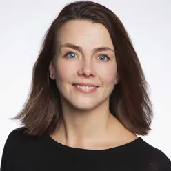 Et nærbilde av en kvinne som smiler