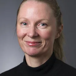 Et nærbilde av en mann som smiler