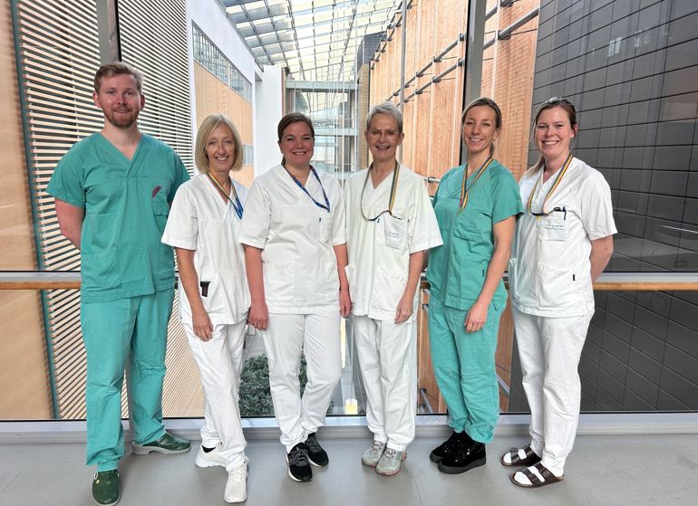 En gruppe mennesker som poserer for et bilde