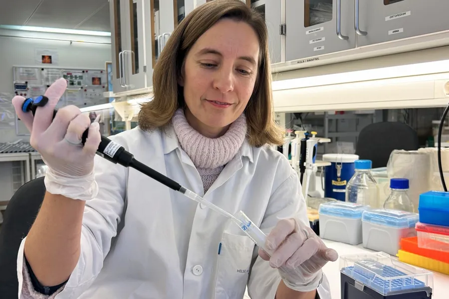En kvinne i laboratoriefrakk