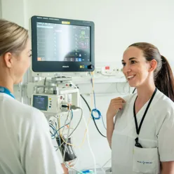 En person som viser en pasient noe på datamaskinen