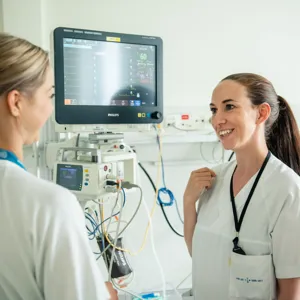 En person som viser en pasient noe på datamaskinen