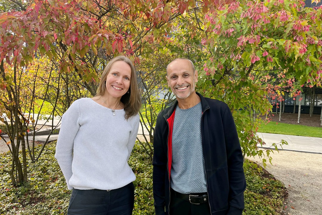 Bilde av Vigdis Ekeberg og Djamel Selhi som er to av våre samtalepartnere.