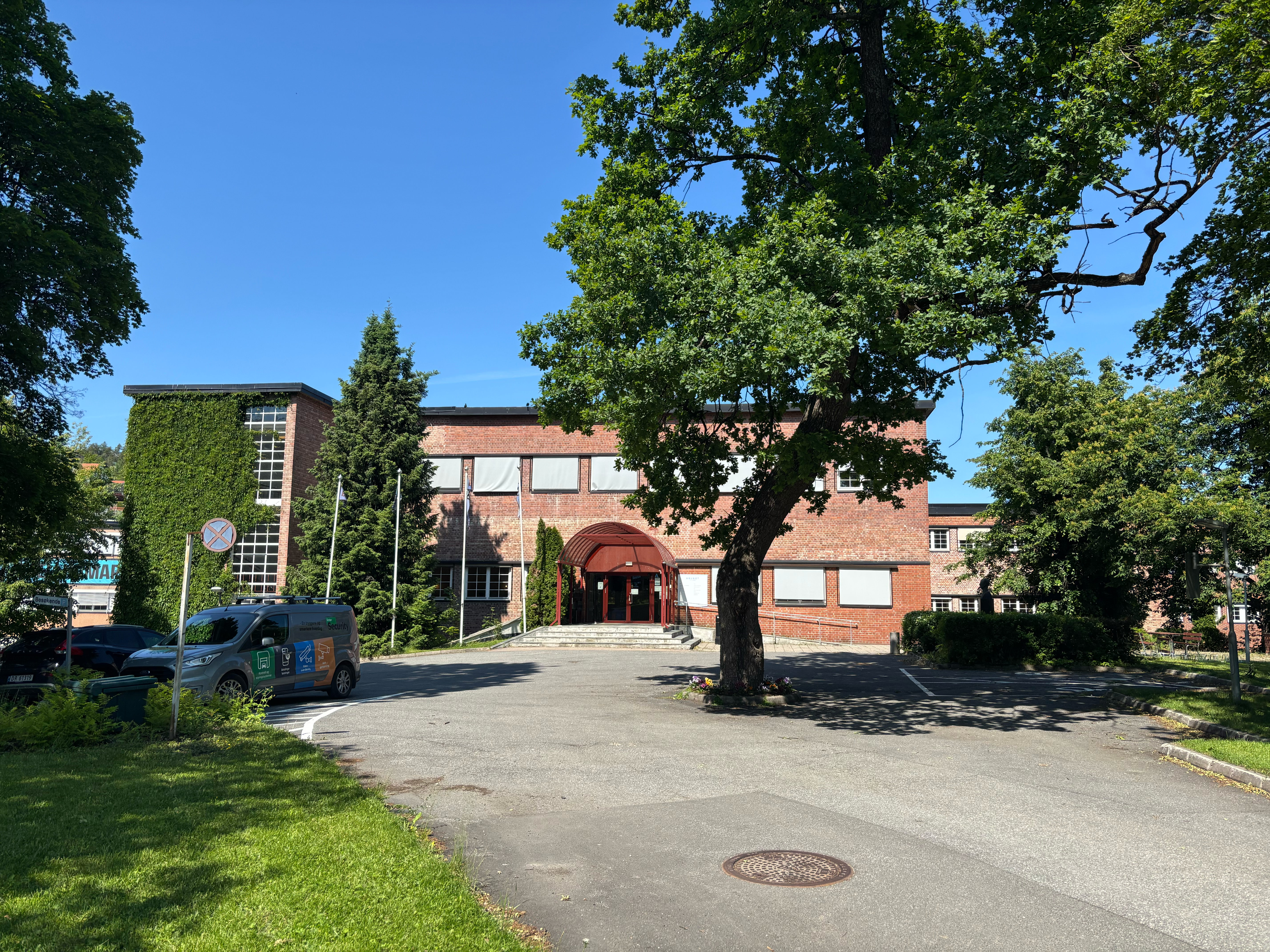 Bygg som viser inngangen til behandlingshjelpemidler