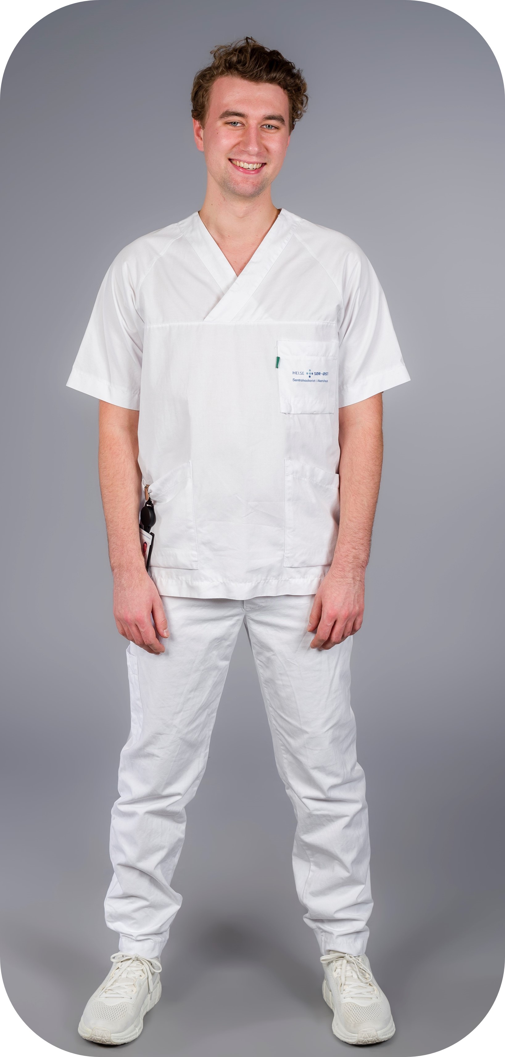 En mann iført arbeidsantrekk sykehus