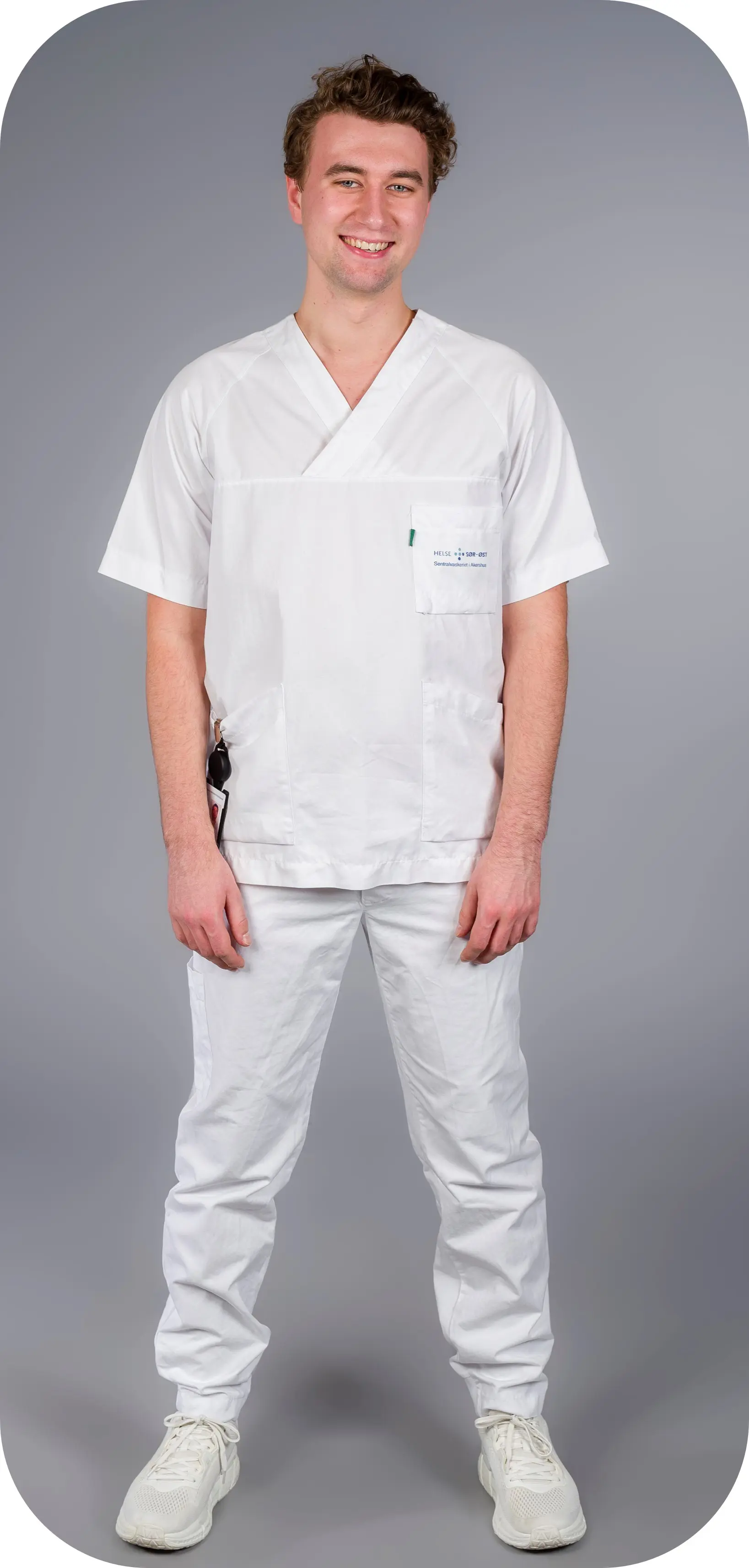 En mann iført arbeidsantrekk sykehus