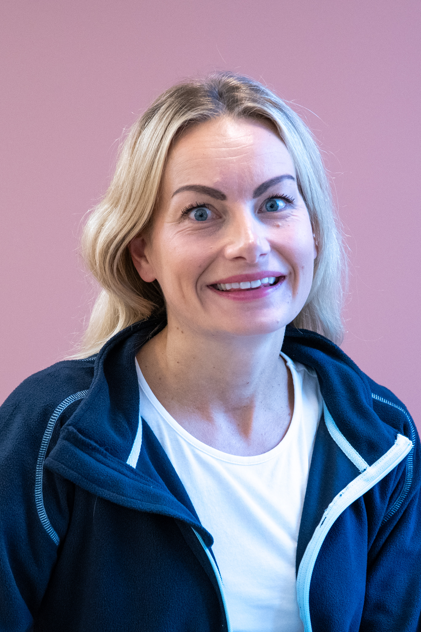 En kvinne som smiler til kameraet