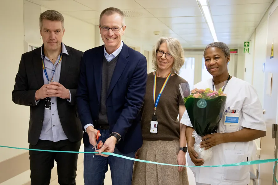 To damer og to menn klipper snor på sykehus