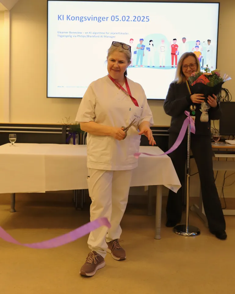 En person som klipper en snor med en saks