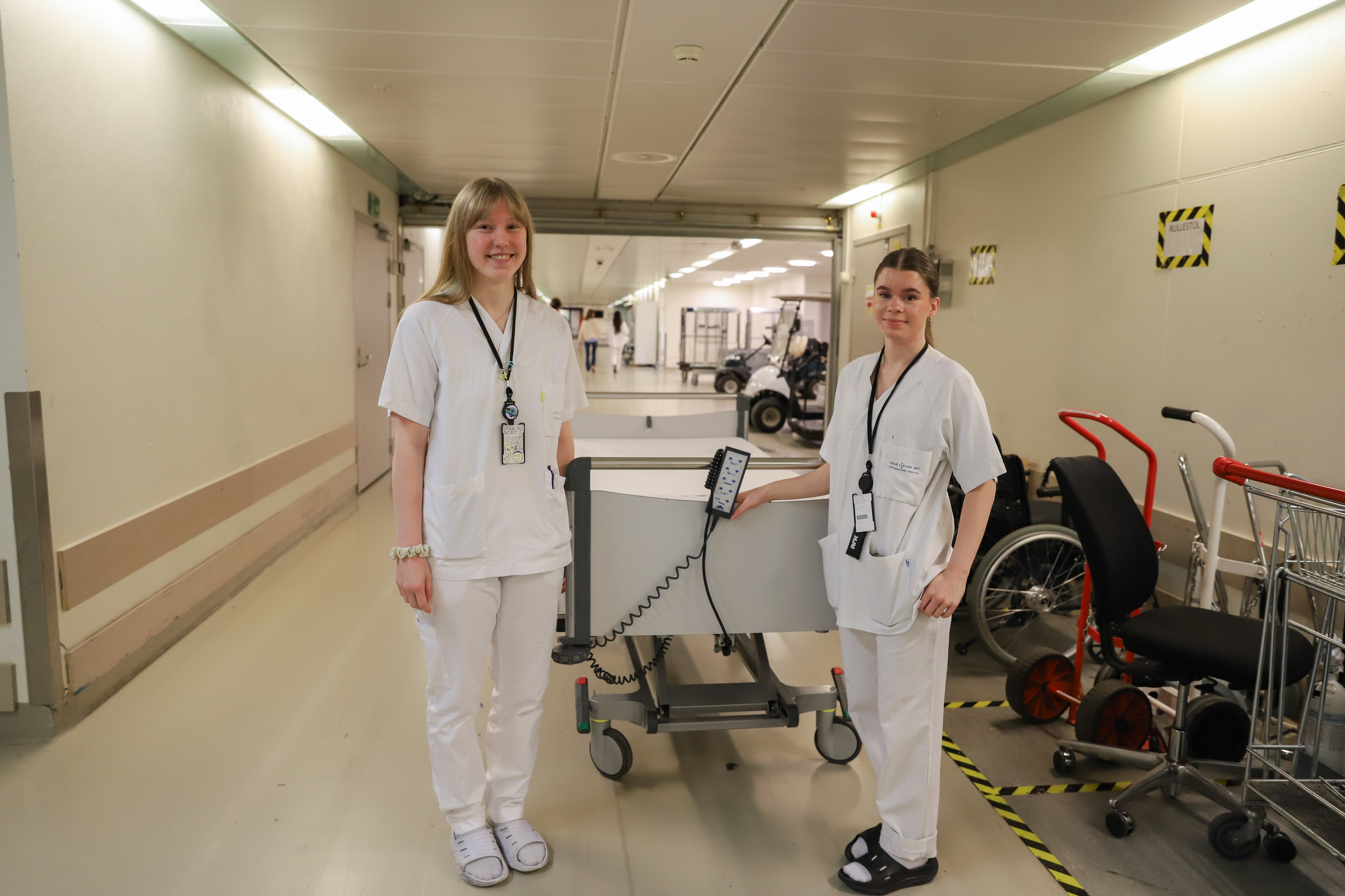 to kvinner i en sykehusgang