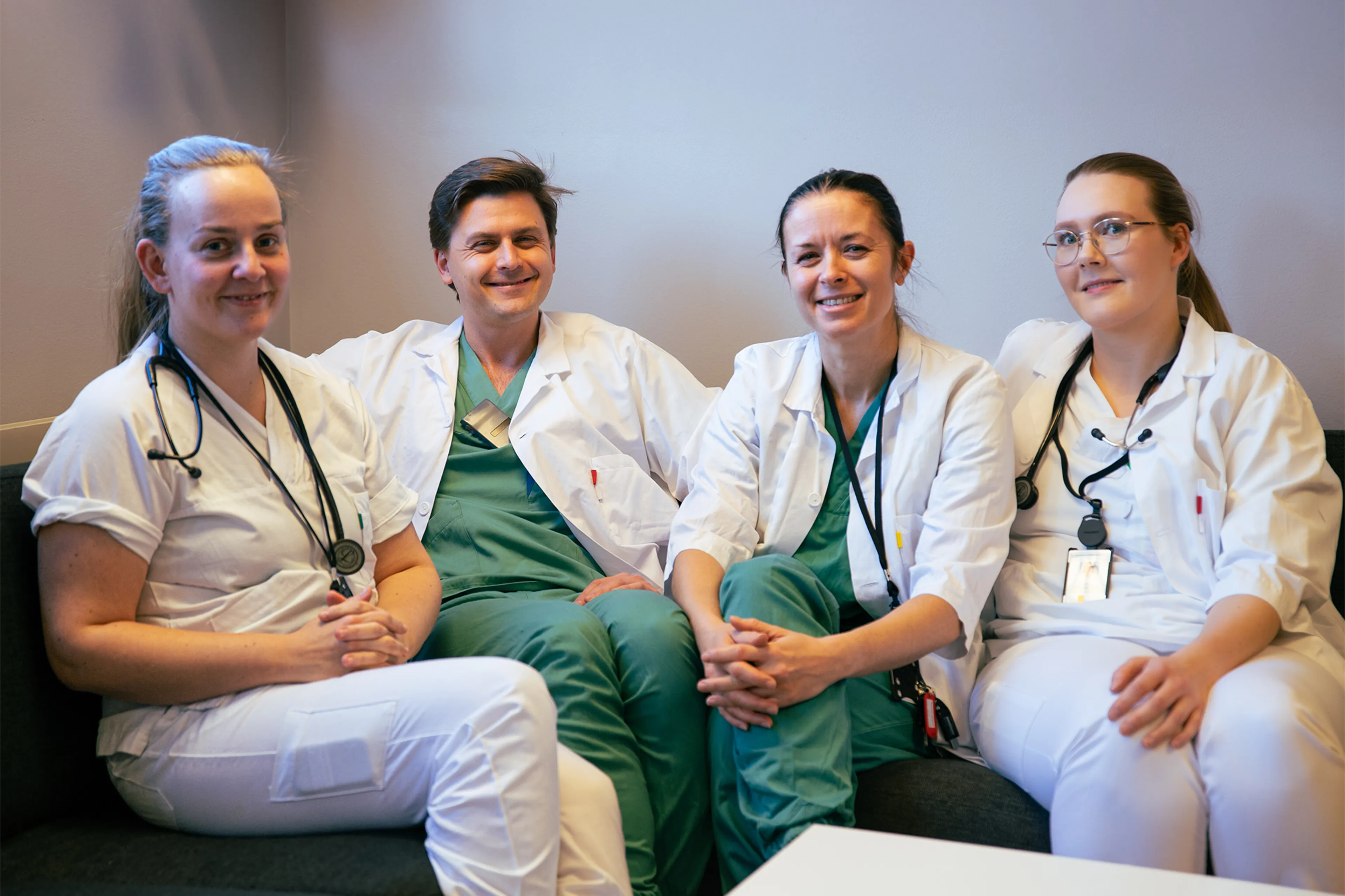 En gruppe kvinner i medisinsk skrubb