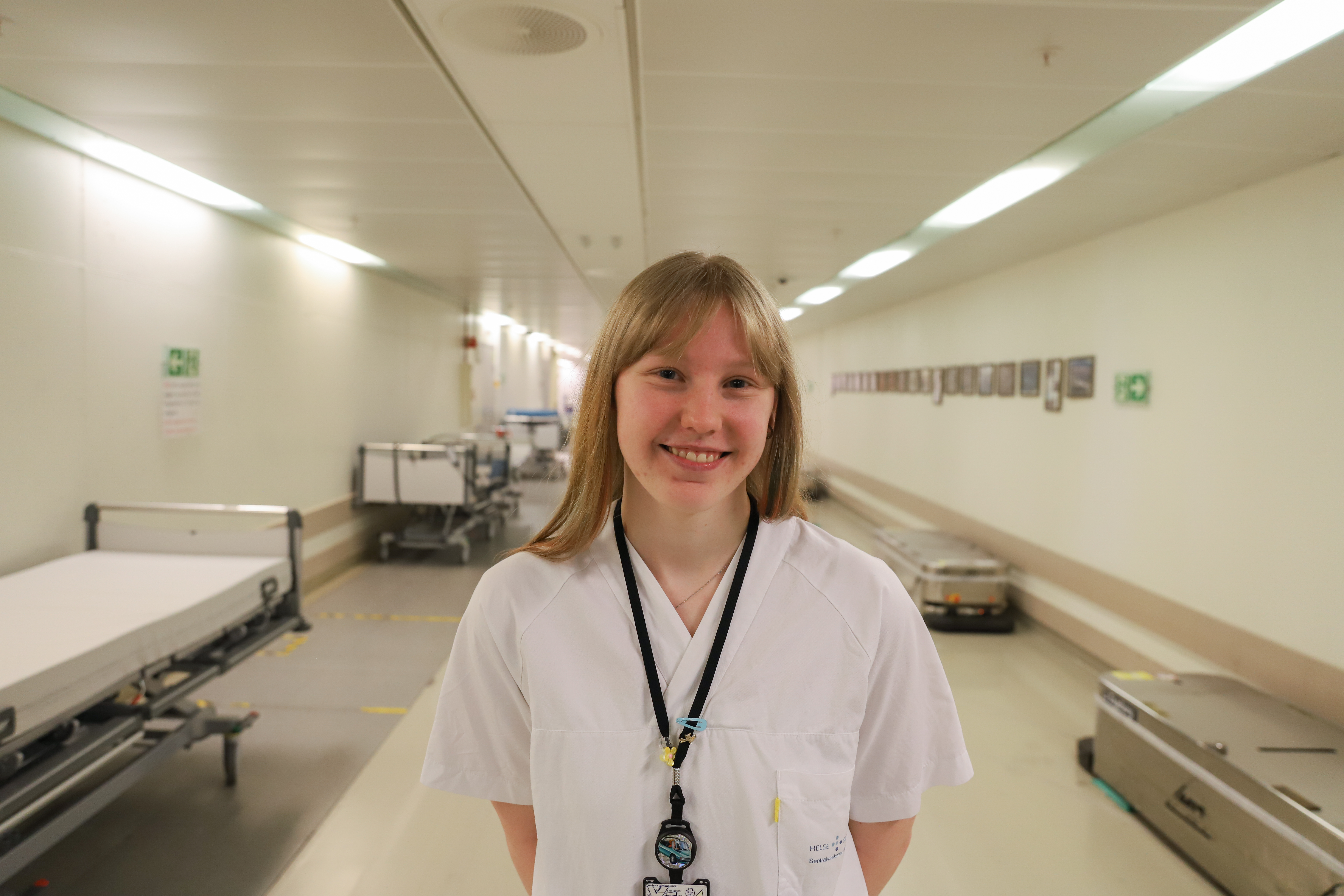 kvinne ser på kameraet og smiler