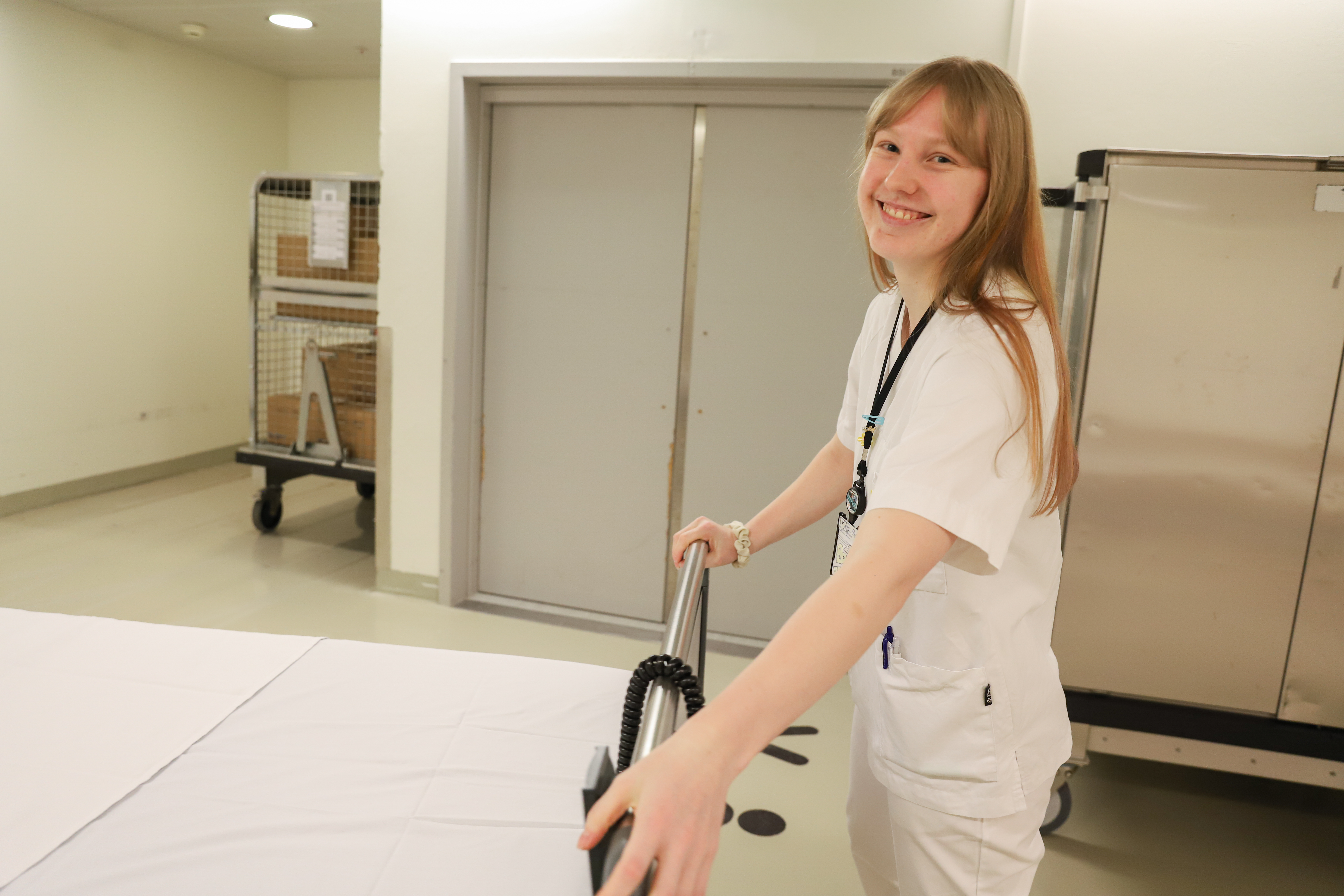 en kvinne ser på kamera og smiler