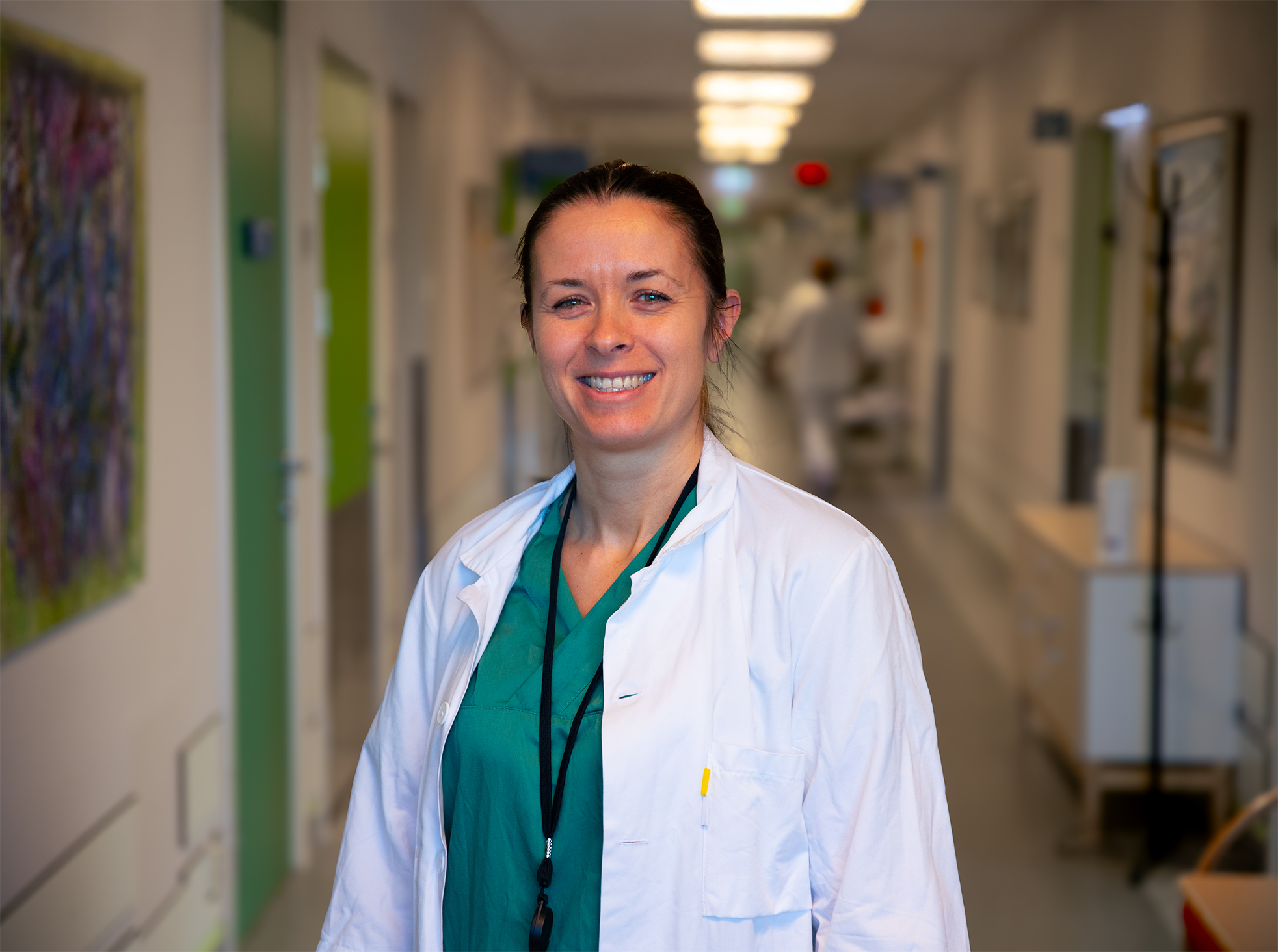 En mann som smiler i en gang