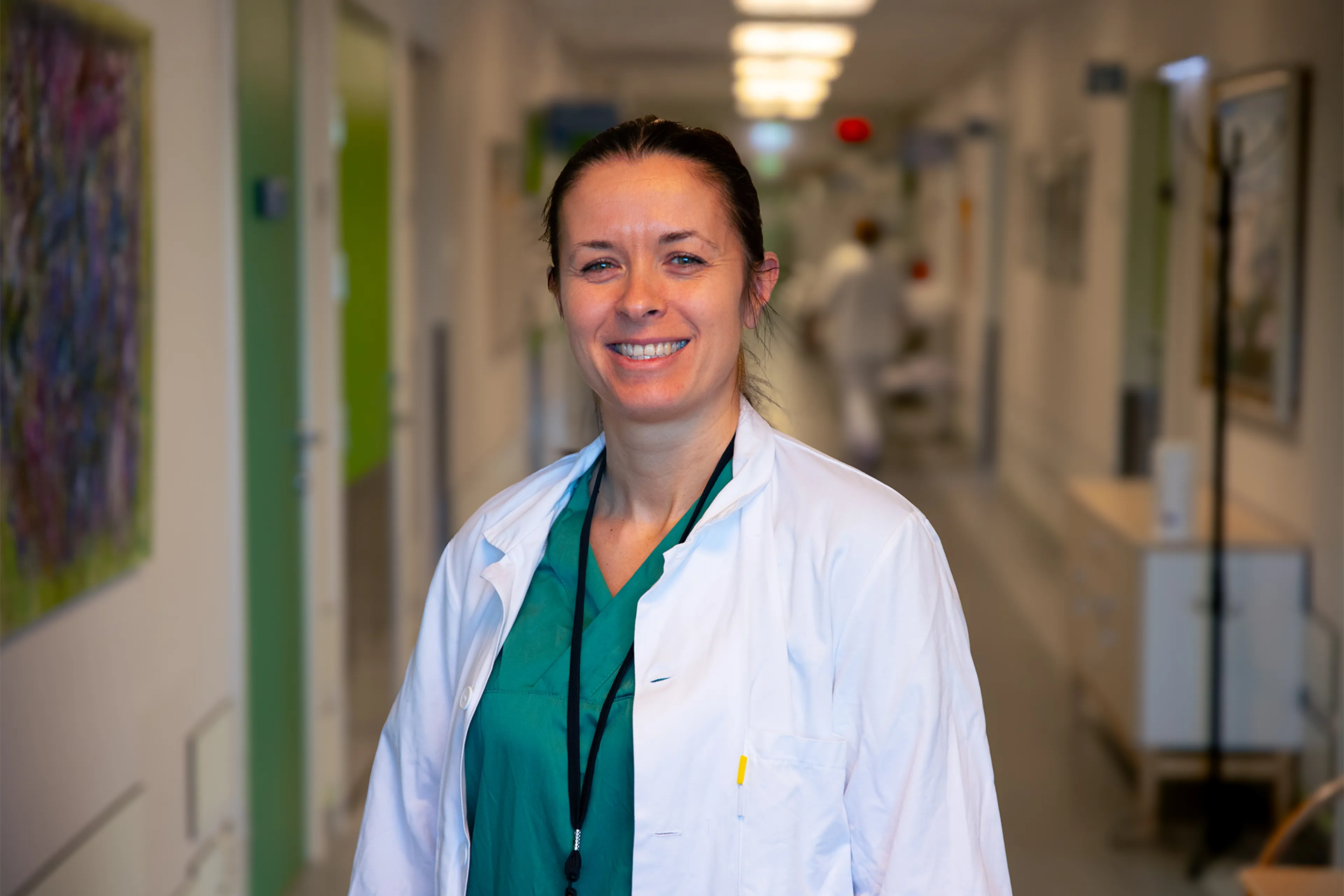 En mann som smiler i en gang