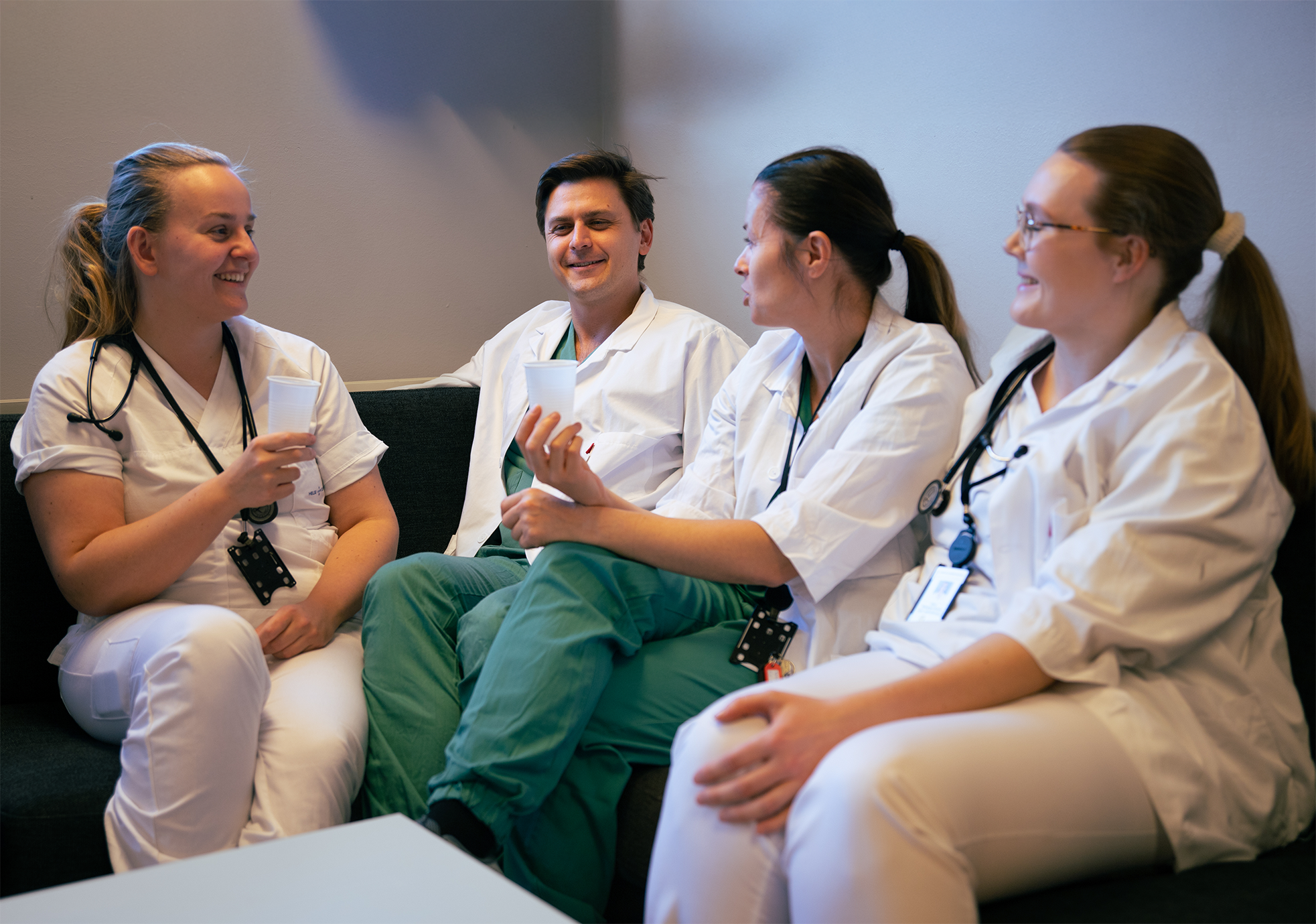 En gruppe medisinske fagfolk som sitter på en sofa