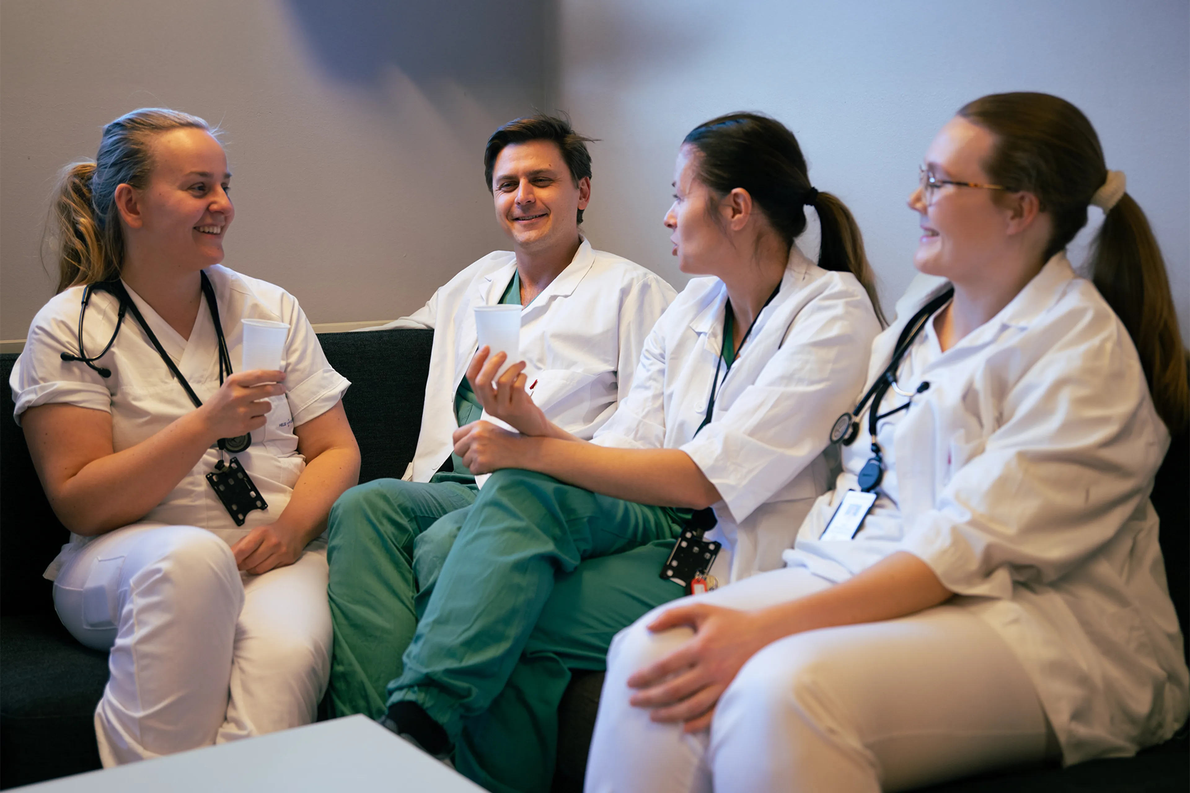 En gruppe medisinske fagfolk som sitter på en sofa