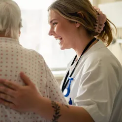 En lege som undersøker en pasient