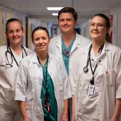 En gruppe mennesker iført hvite laboratoriefrakker og merker