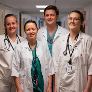 En gruppe mennesker iført hvite laboratoriefrakker og merker