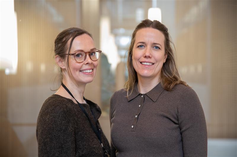 Et par kvinner som smiler