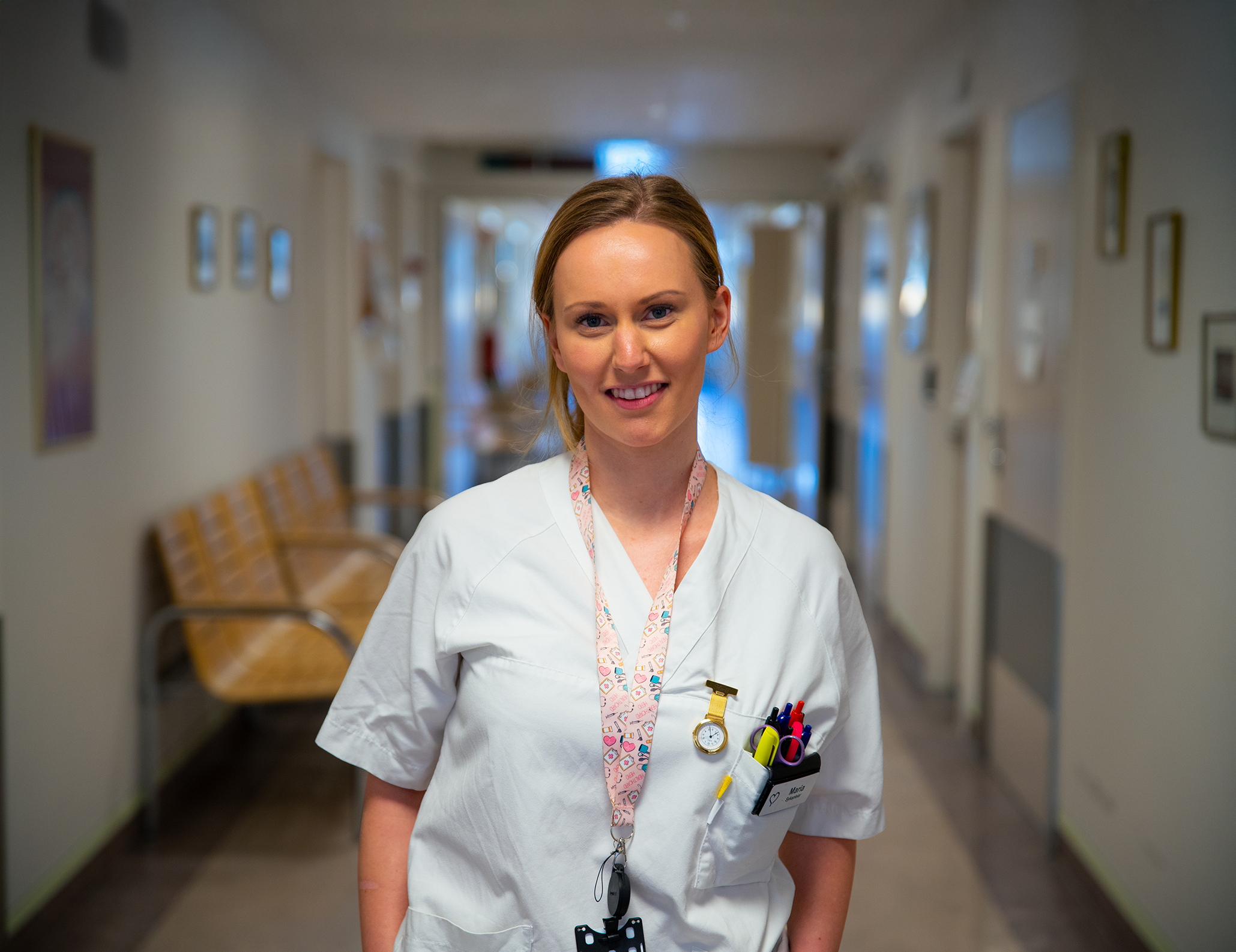 En person som har på seg en hvit skjorte