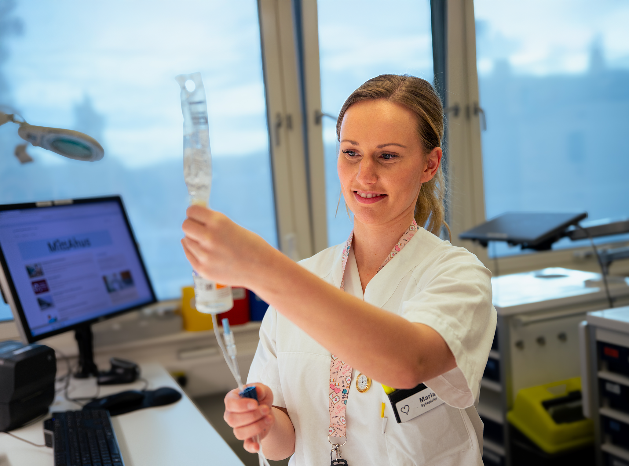 En person som holder en sprøyte