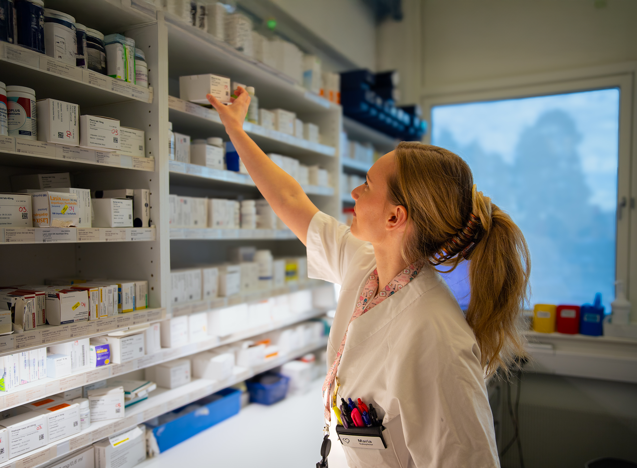 En person som holder en kopp