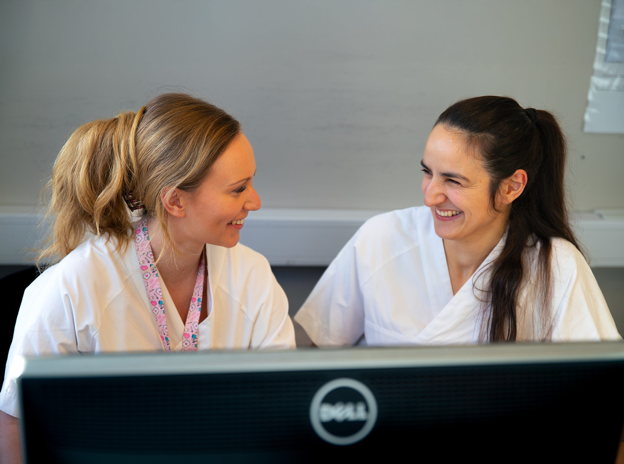 Noen få kvinner i hvite skjorter