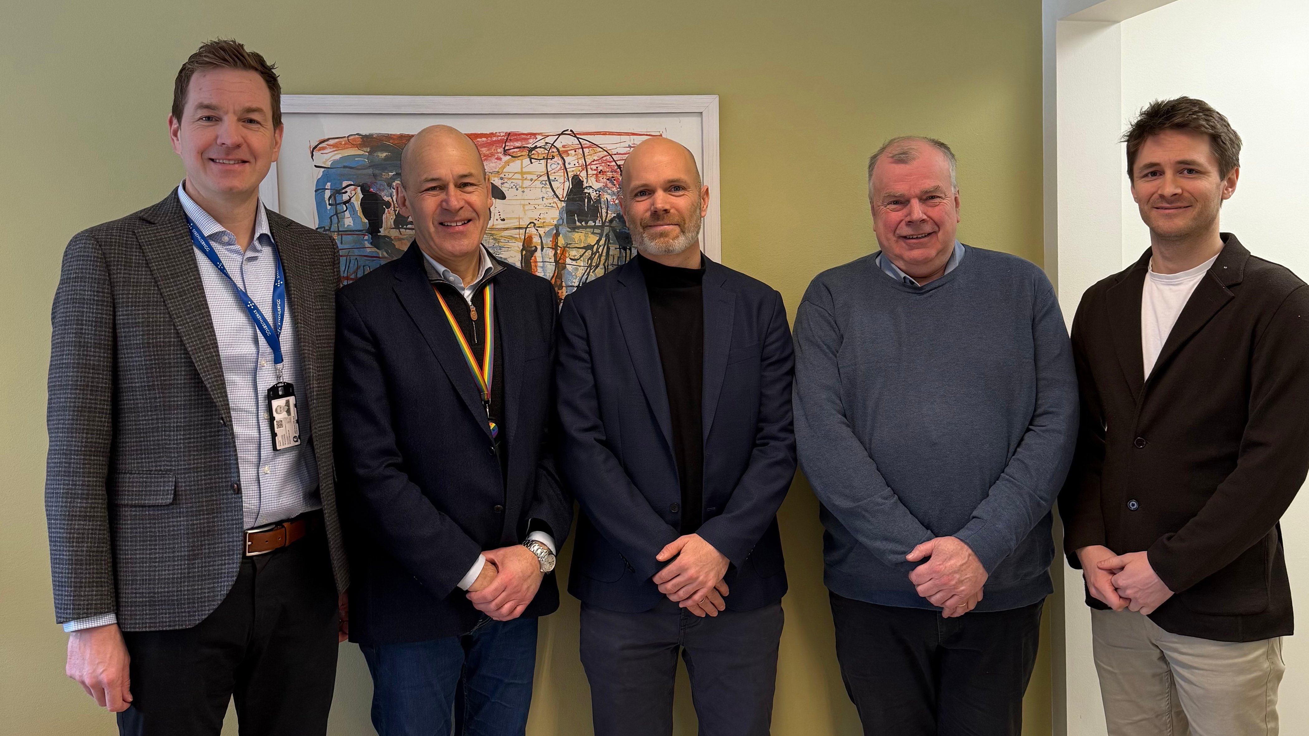 En gruppe menn poserer for et bilde