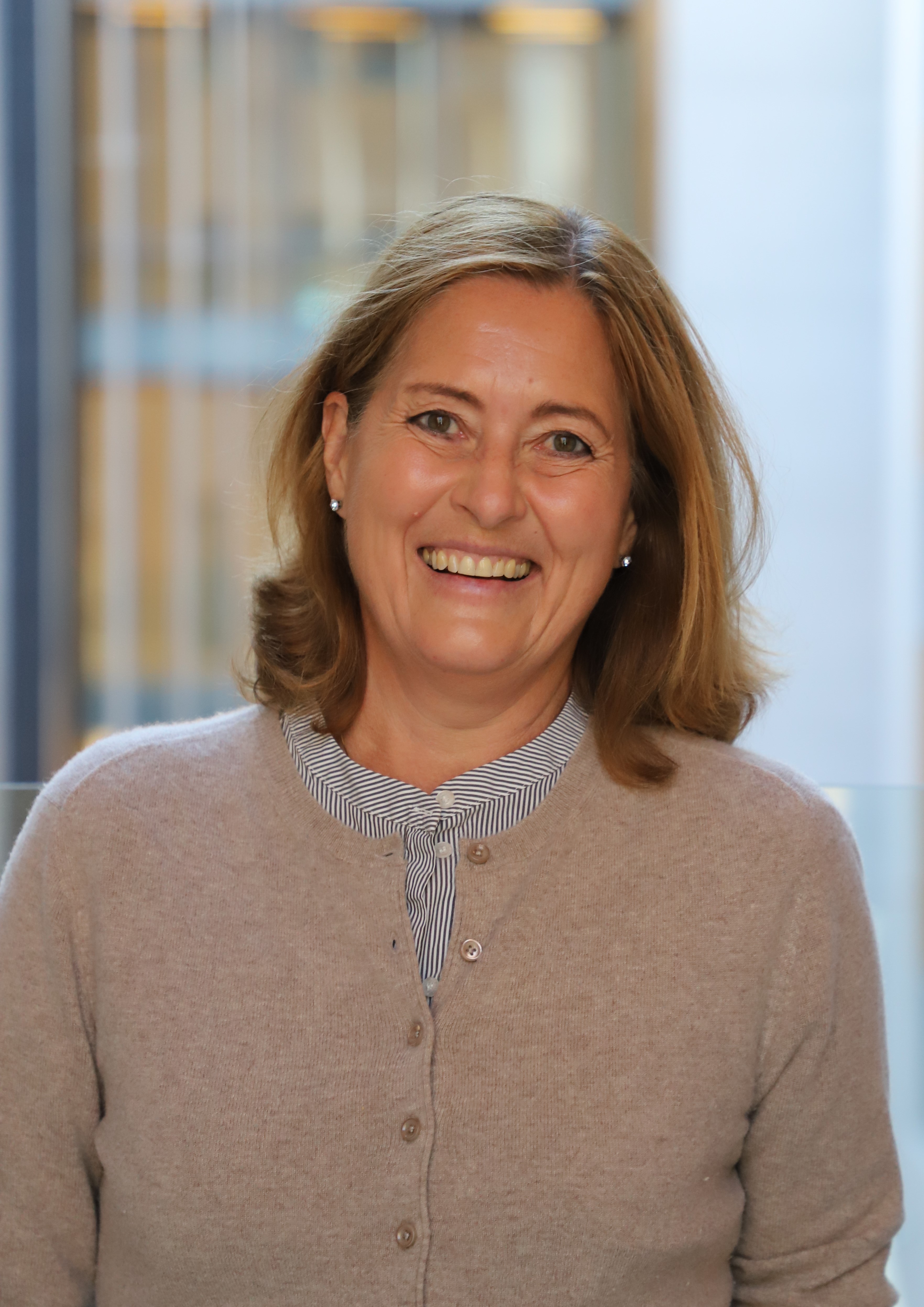 En kvinne som smiler til kameraet