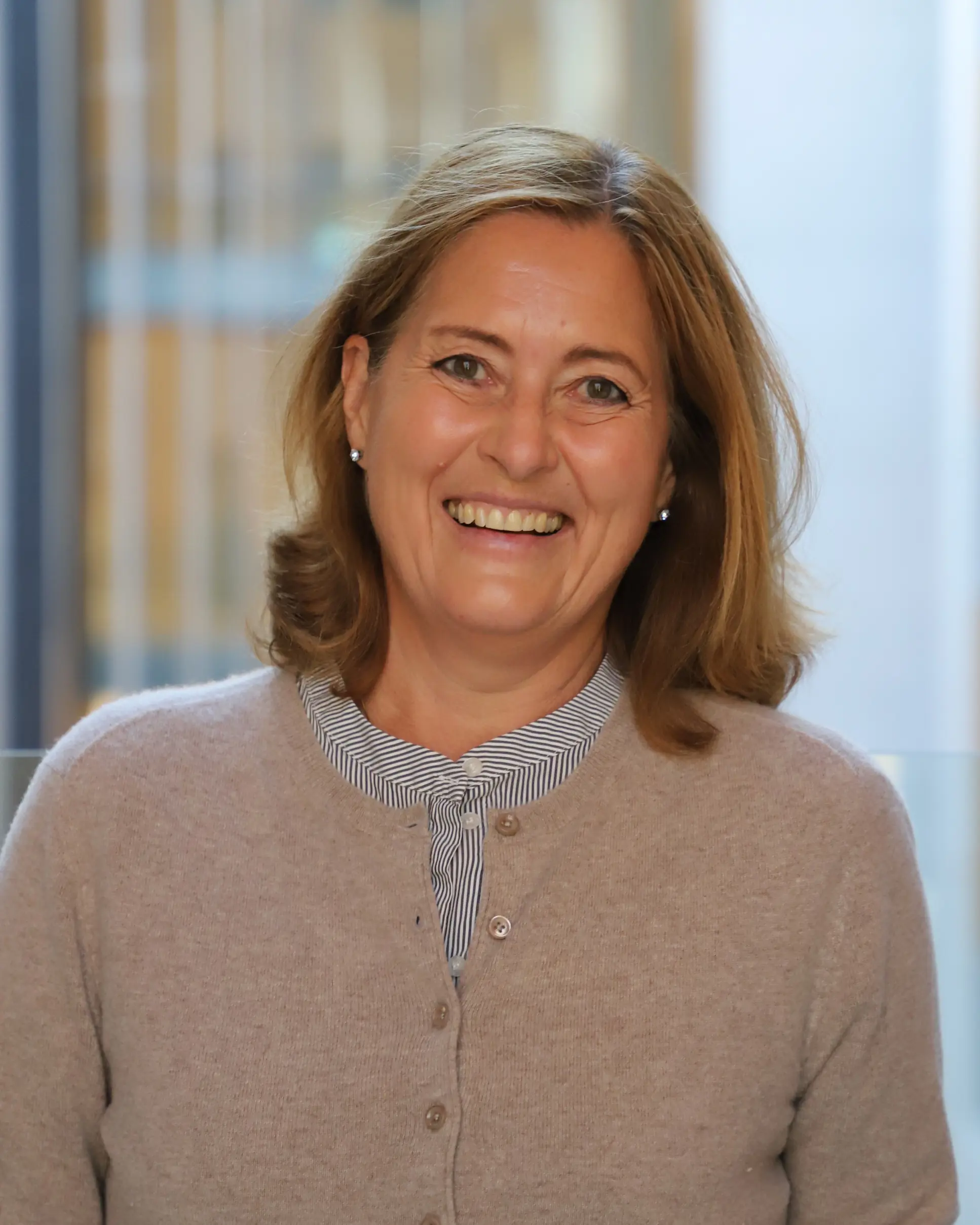 En kvinne som smiler til kameraet