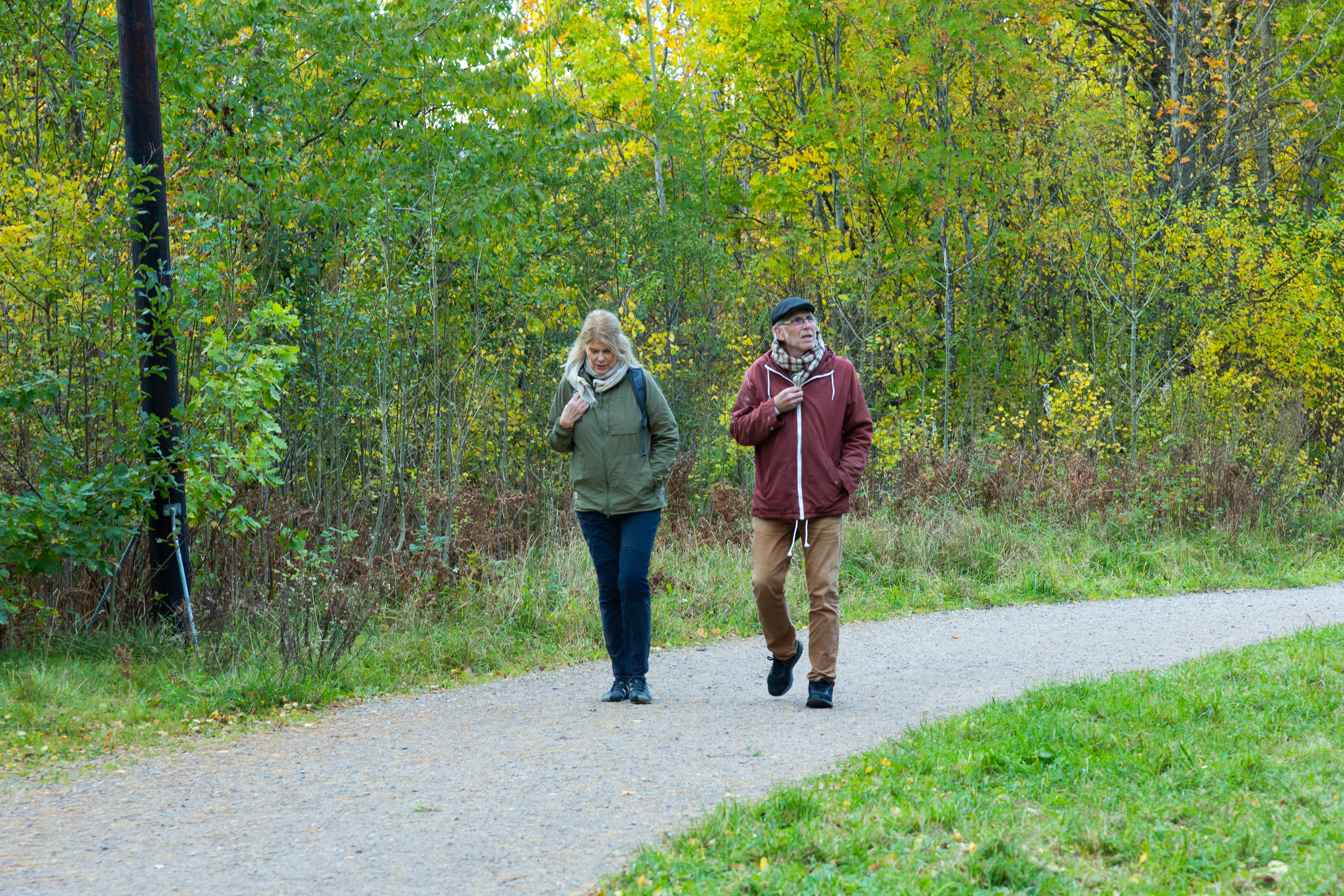 en kvinne og en mann går tur i skogen