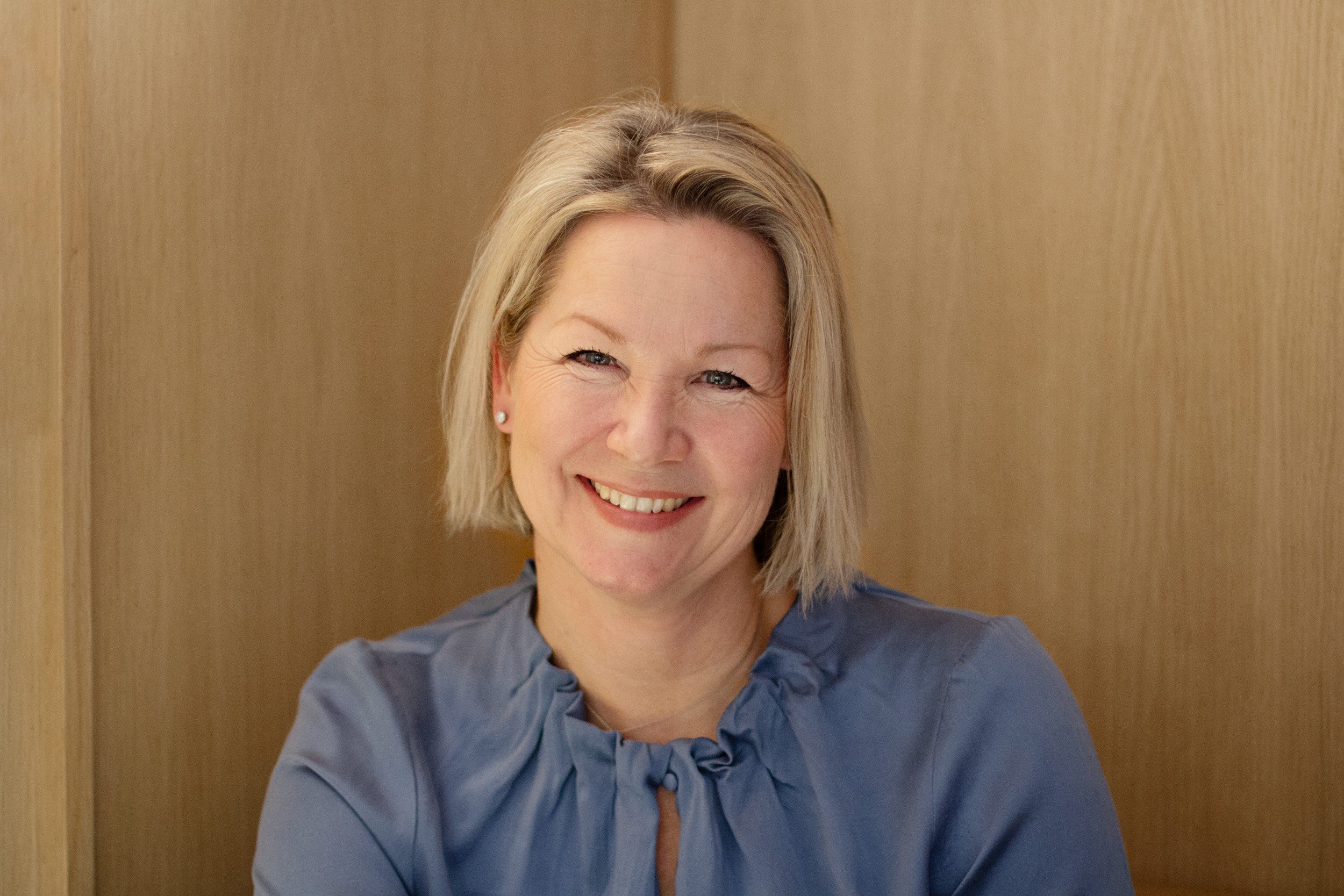 En person som smiler til kameraet