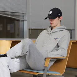 En person som sitter på en benk