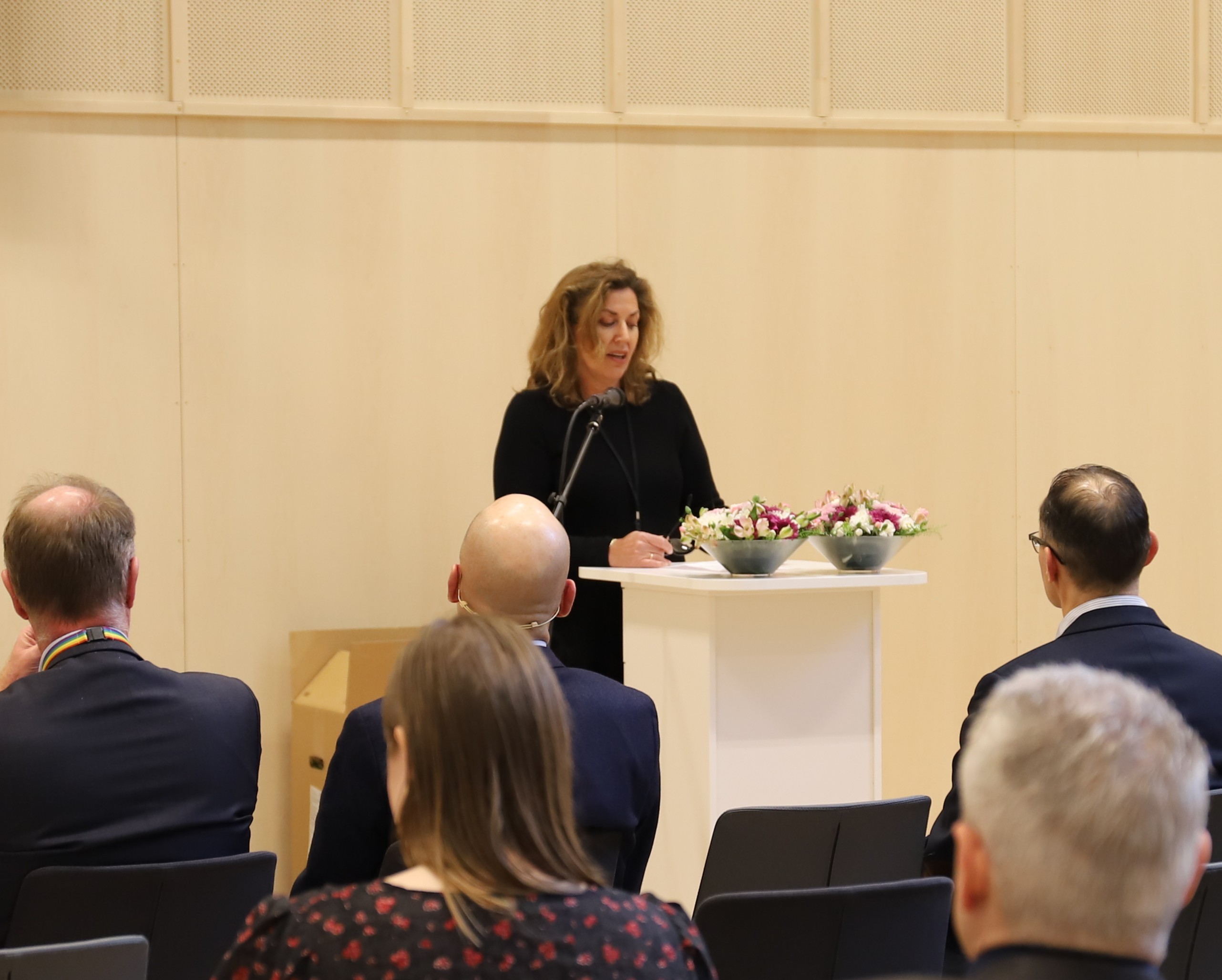 En person som står foran en gruppe mennesker