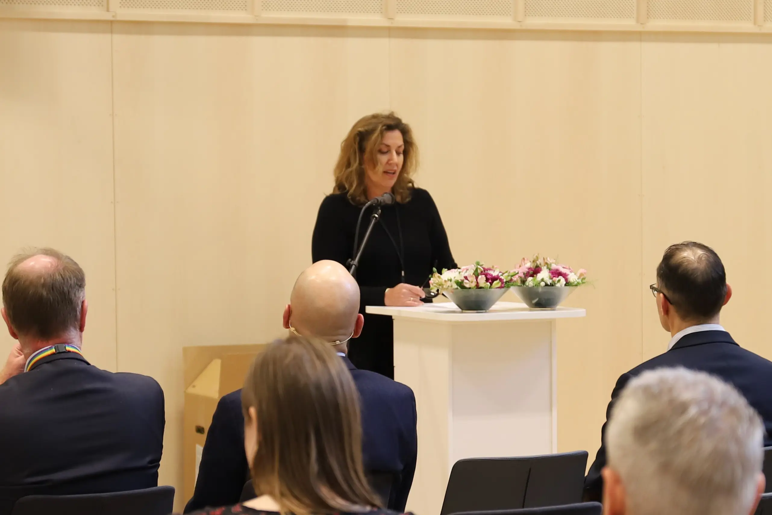 En person som står foran en gruppe mennesker