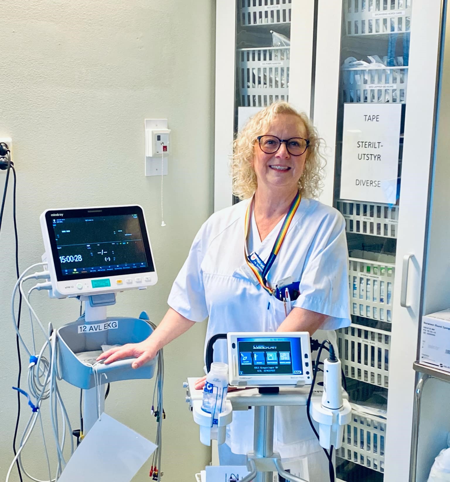 En person i hvit laboratoriefrakk