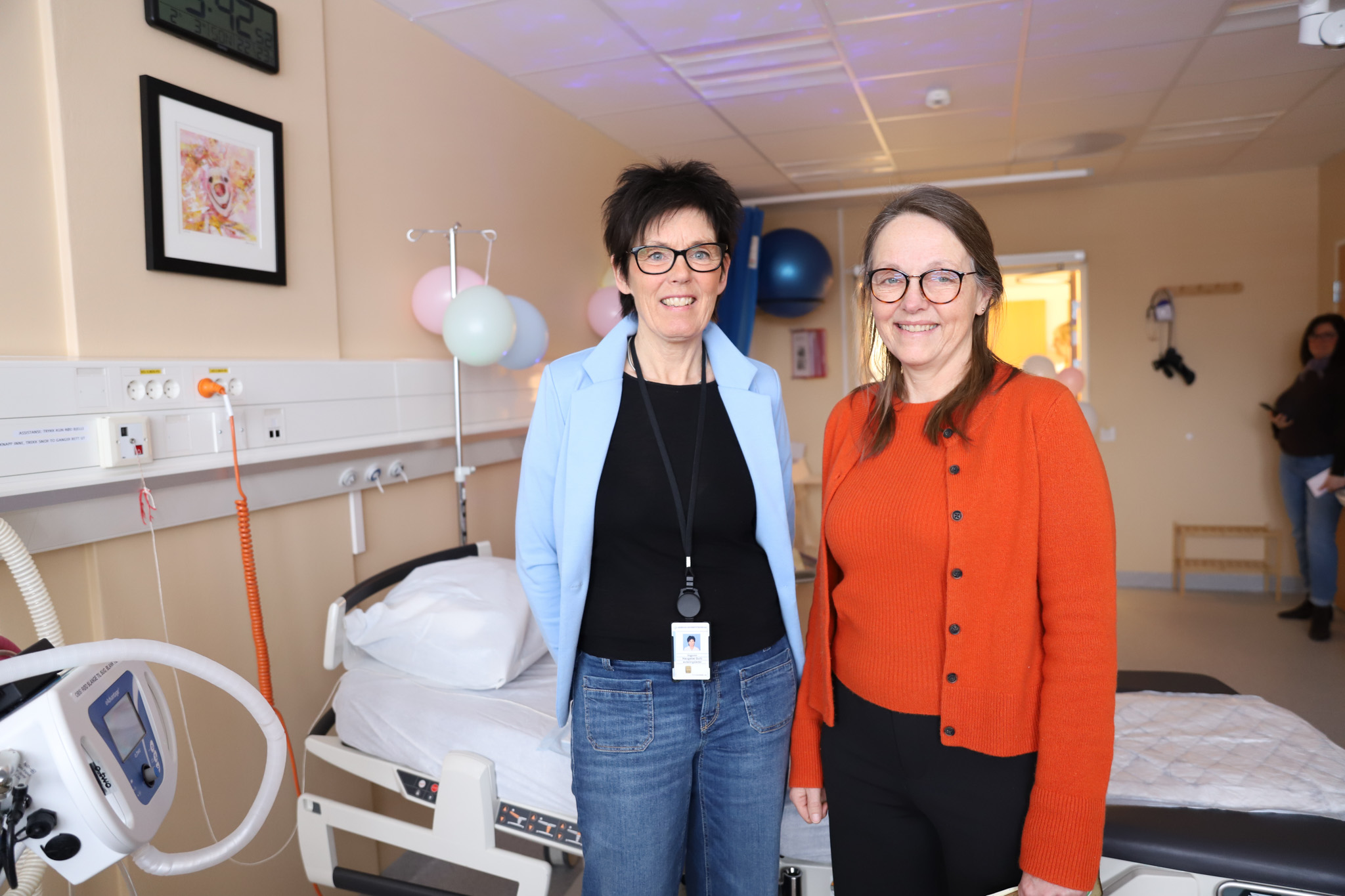 Et par kvinner som poserer for et bilde