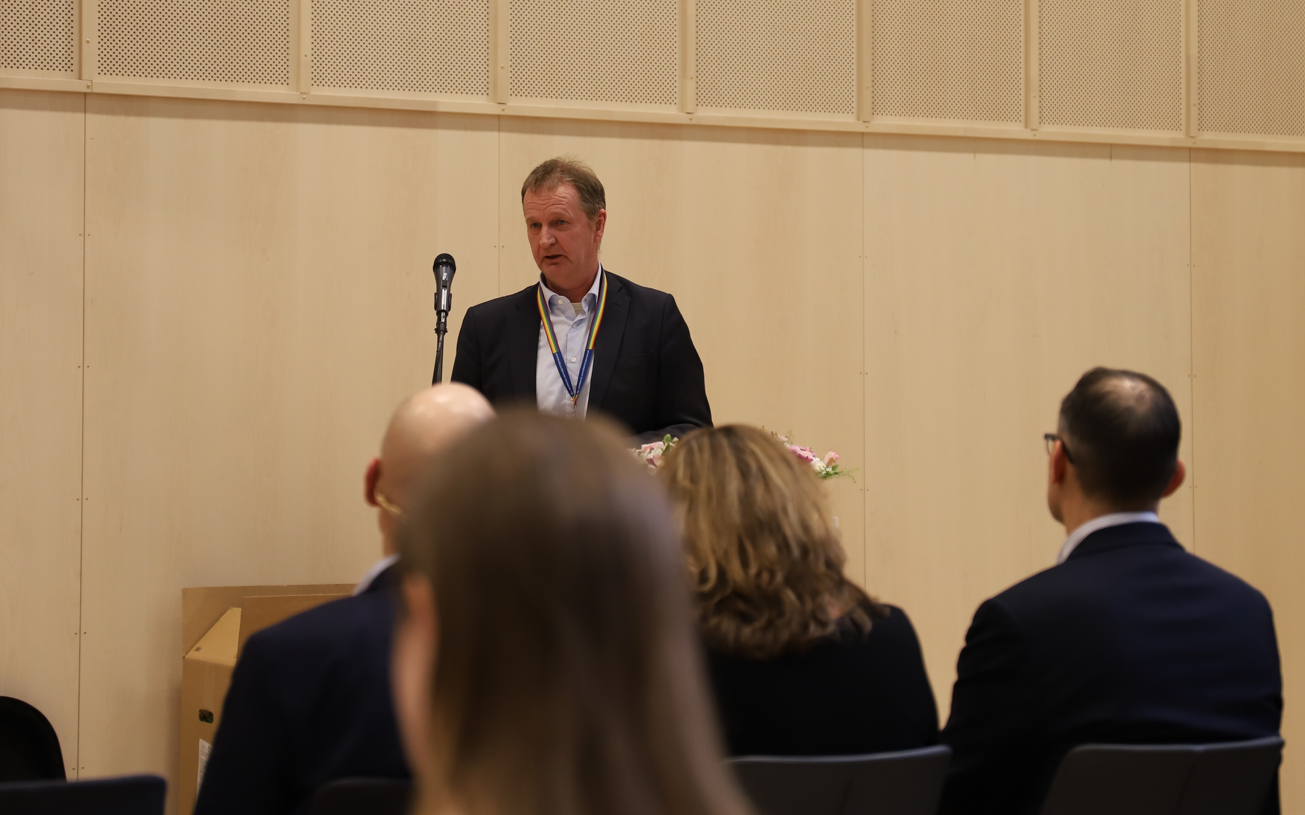 En person som snakker til en gruppe mennesker