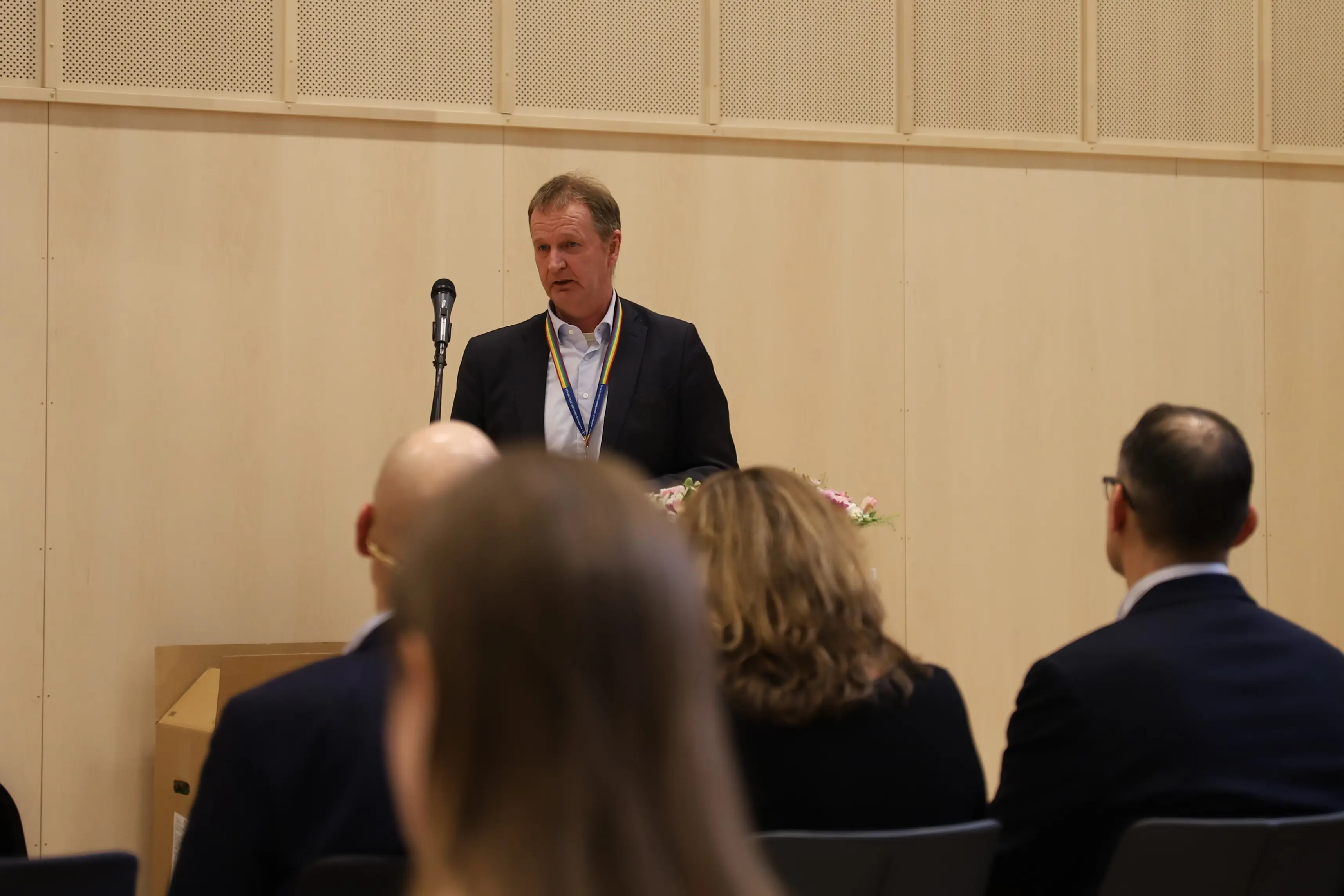 En person som snakker til en gruppe mennesker