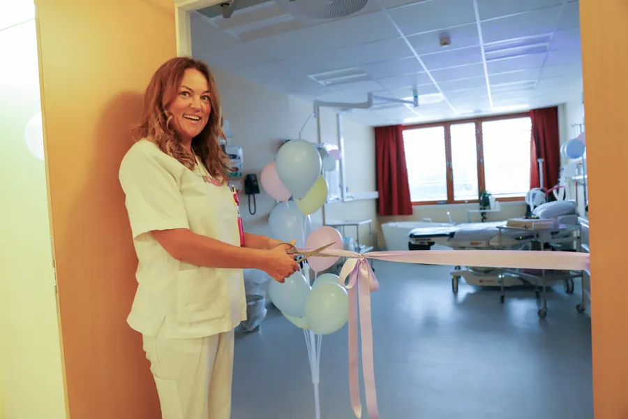 En kvinne som holder en ballong