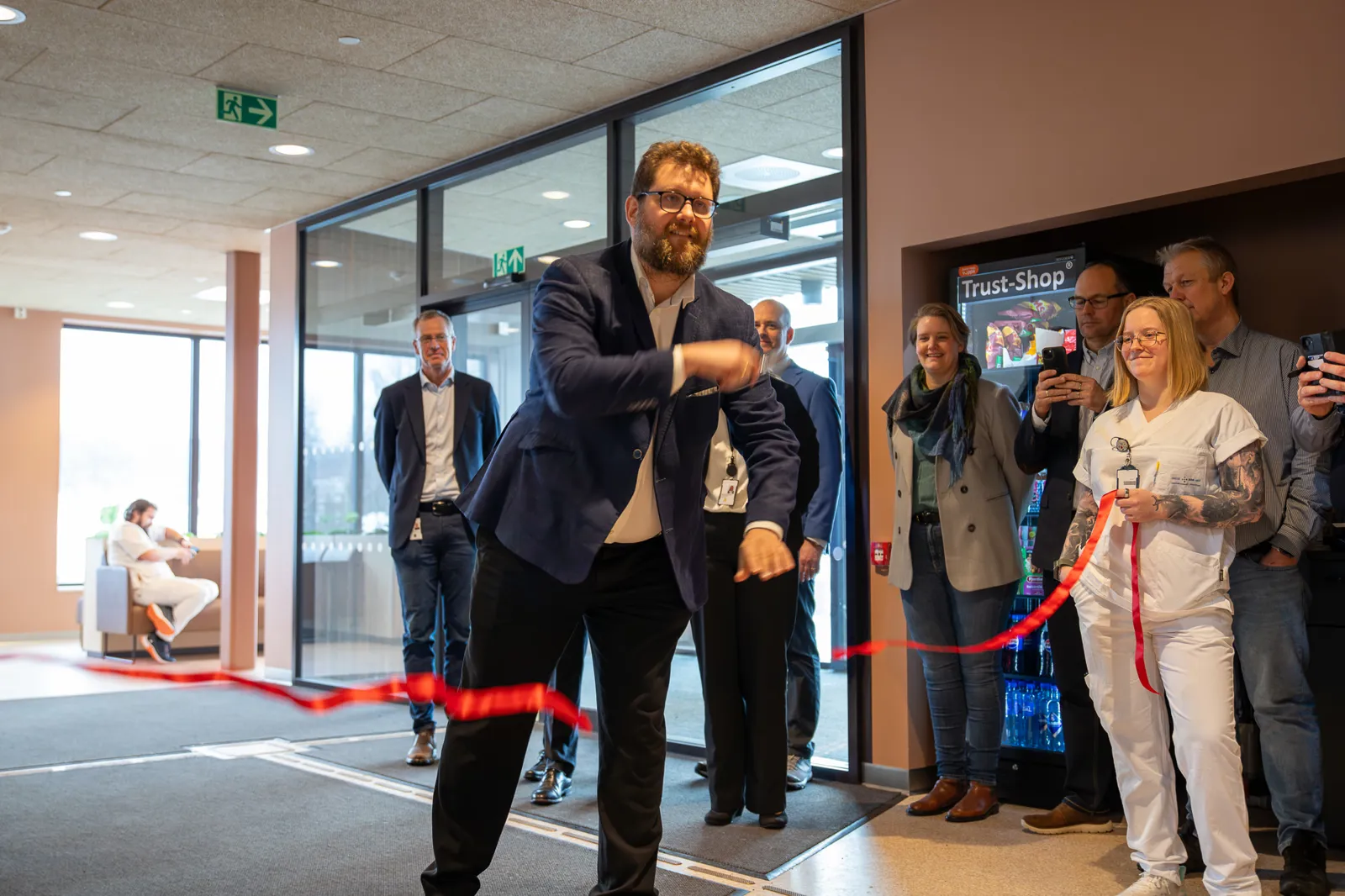 En person som går inn i et rom med folk rundt seg